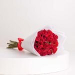 Veloor Nōor Scarf & Red Roses Bouquet - Image 2